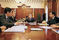 В первые дни своего президентства Дмитрий Медведев занимался вопросами малого бизнеса. Фото: ИТАР-ТАСС